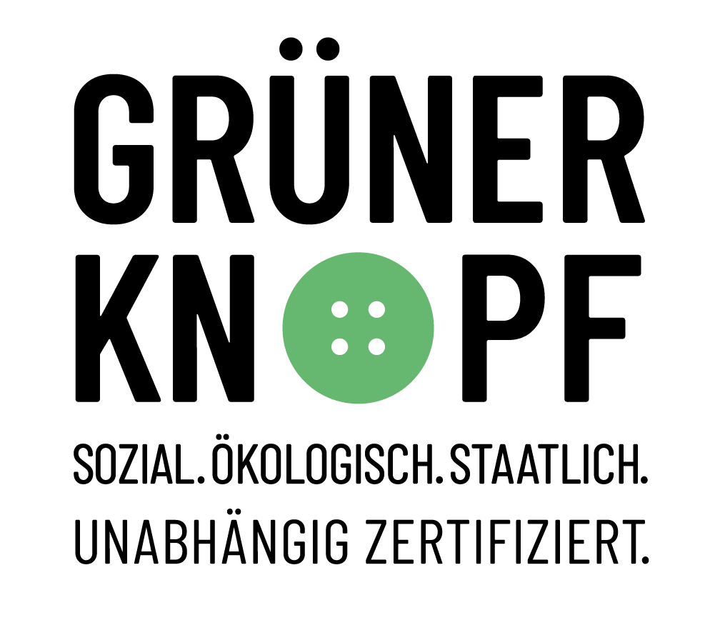 Der Grüne Knopf ist ein staatliches Siegel für nachhaltig hergestellte Textilien. Er stellt verbindliche Anforderungen, um Mensch und Umwelt im Produktionsprozess von Textilien zu schützen. Grüner Knopf Logo